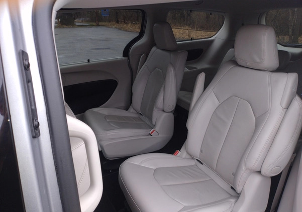 Chrysler Pacifica cena 171585 przebieg: 80500, rok produkcji 2021 z Czersk małe 232